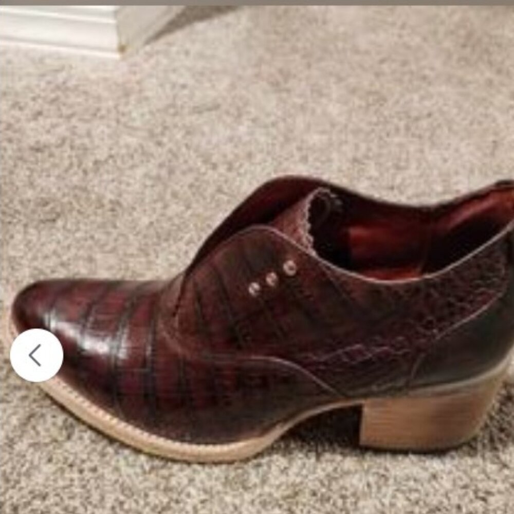 FREEBIRD SADIE RED CROCODILE, SIZE 7 LIKE NEW CONDITION